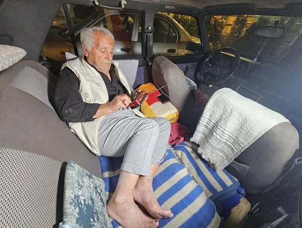 Eşini kaybettikten sonra bunalıma girdi: Yaşlı adam 5 yıldır otomobilde yaşıyor!